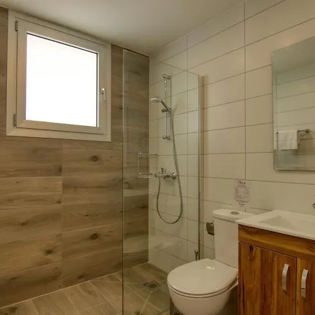 Phaedrus Living Coral Harmony Apartment